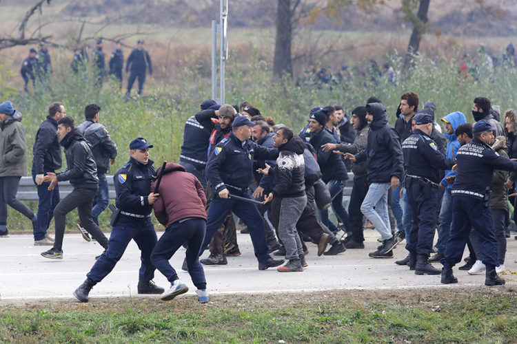 Migranti probili policijski kordon na granici, ima povrijeđenih