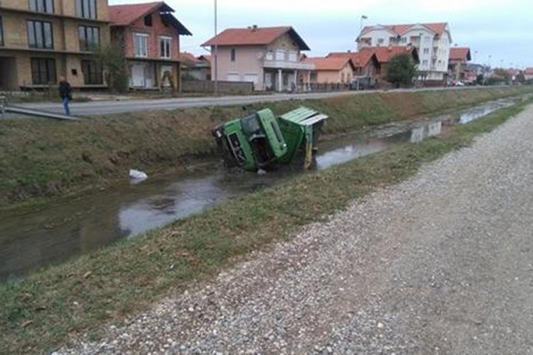 Povrijeđen vozač, kamion u kanalu Dašnica
