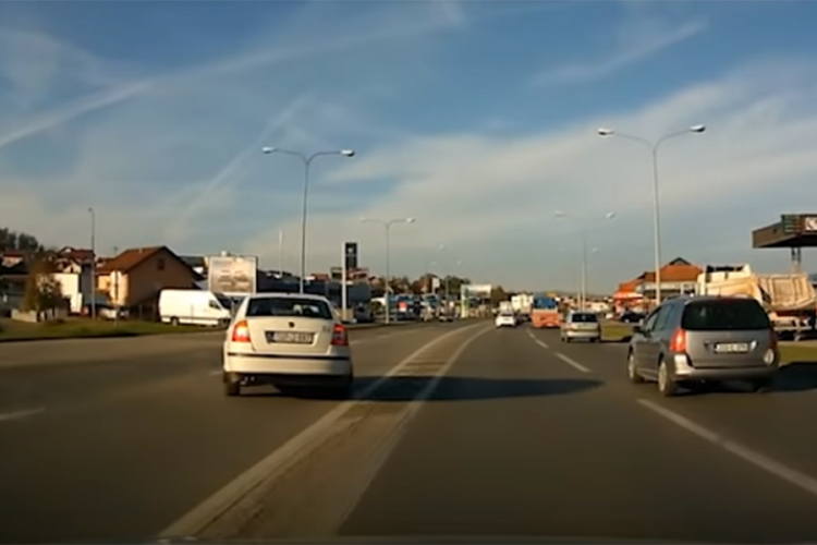 Novi "kamikaza" za volanom u Banjaluci: Skretanje kakvo niste vidjeli