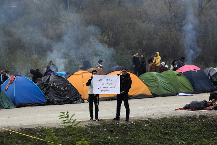 Treću noć proveli na otvorenom: Traži se smještaj za migrante kod GP Maljevac