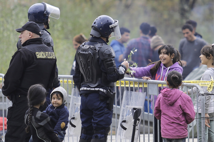 Mališani uljepšali težak dan na Maljevcu: Djeca poklanjala cvijeće policajcima