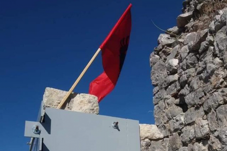 Albanska zastava osvanula na pravoslavnoj crkvi kod Ulcinja