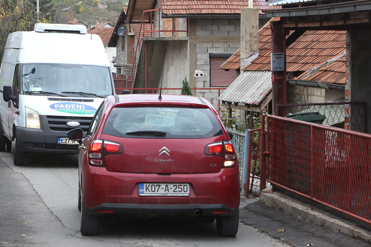 Muke vozača u banjalučkom naselju Lauš: Ulica preuska za dva vozila