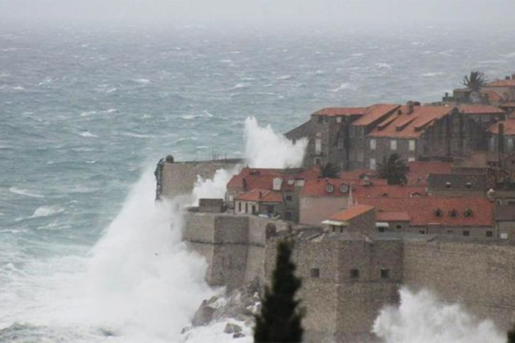 U Dubrovniku zabilježeni talasi viši od devet metara