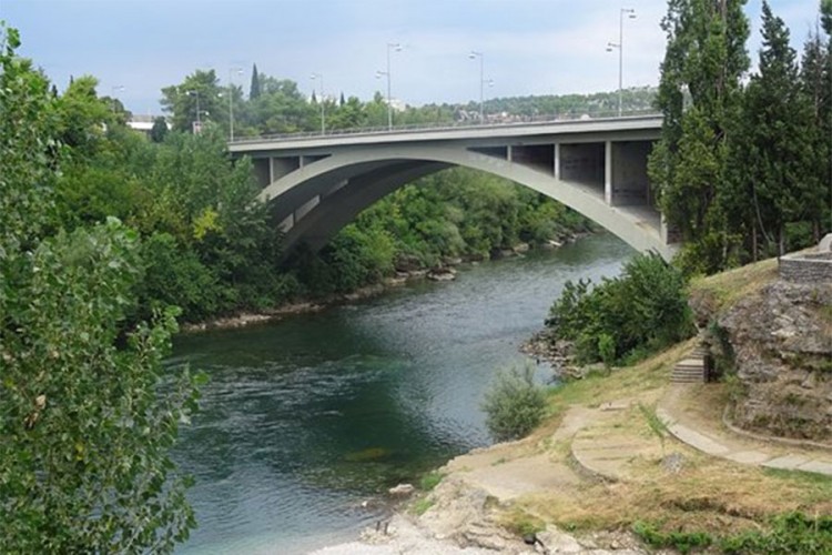 Djevojka skočila sa mosta u Moraču