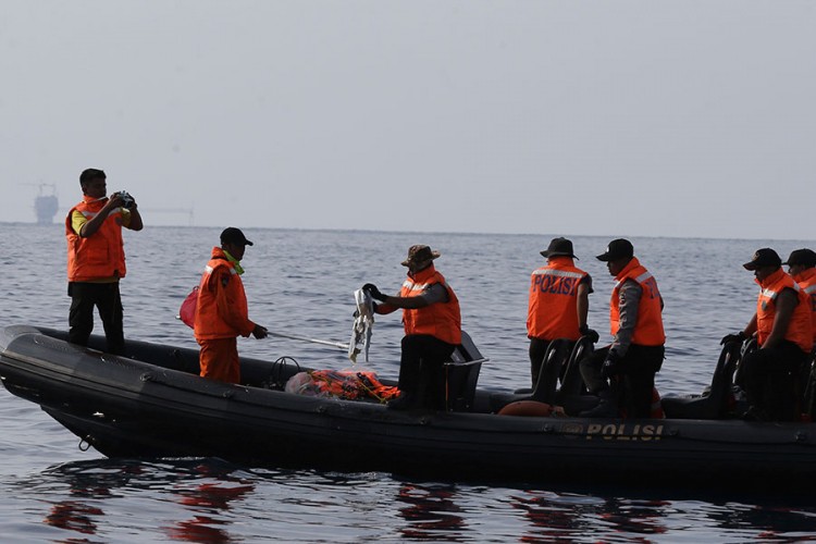 Umro indonežanski ronilac u akciji potrage za avionom