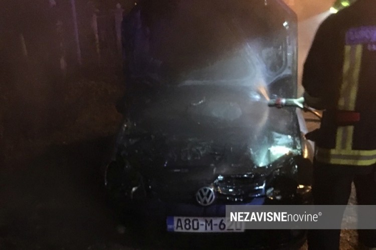 Gorio auto u Banjaluci, obaviještena policija