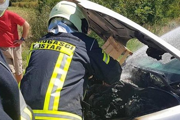 Kod Mostara izgorio automobil, tragediju spriječili građani