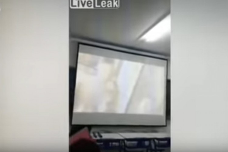 Profesor studentima umjesto prezentacije pustio porno film