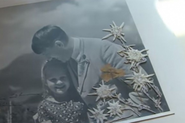 Prodaje se fotografija na kojoj Hitler grli djevojčicu