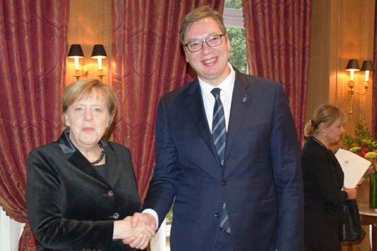 Vučič s Merkelovom o neodgovornim potezima Prištine