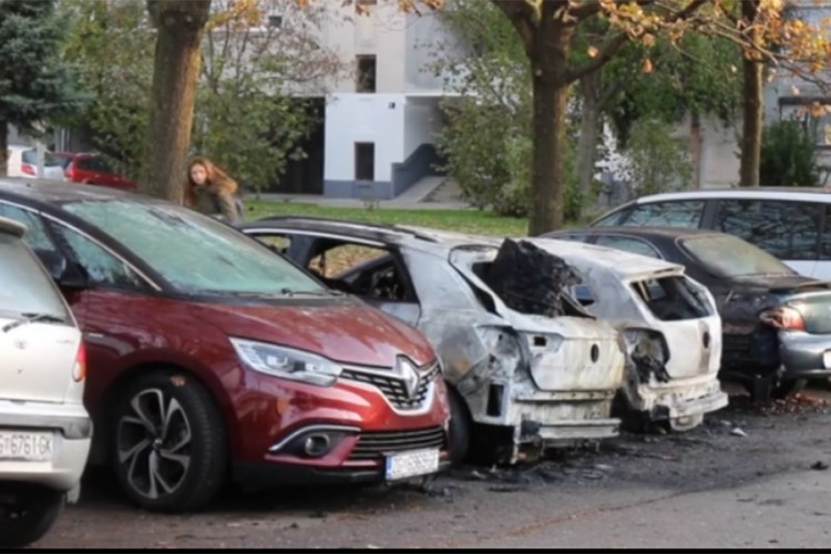 U Zagrebu noćas gorjelo devet automobila