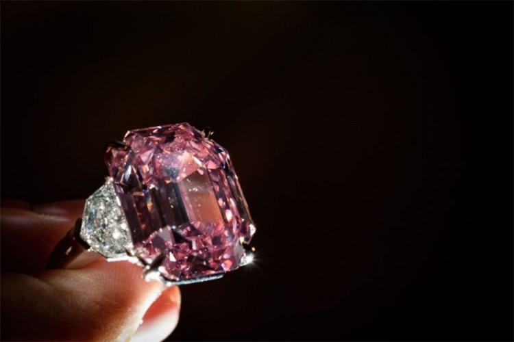 Ružičasti dijamant prodat za više od 50 miliona dolara
