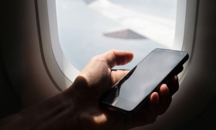 Šta će se dogoditi ako vam radi telefon dok ste u avionu?