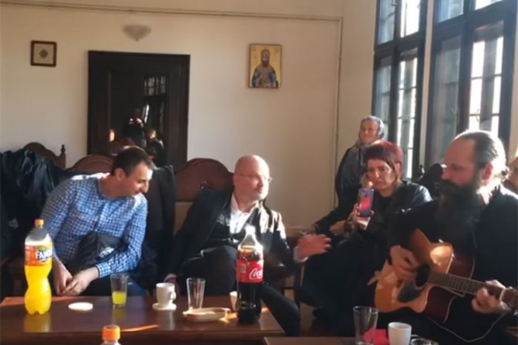 Beogradski sindikat u manastiru zapjevao "Dogodine u Prizrenu", sveštenik ih pratio na gitari