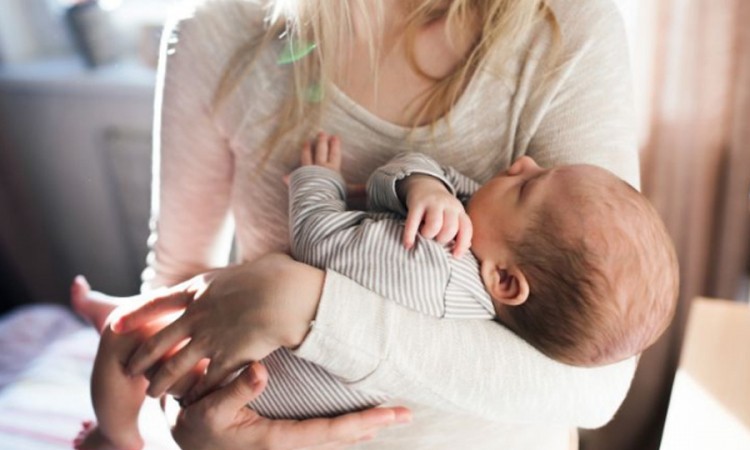 Zbog čega bebe prestanu plakati kada ih uzmemo u naručje?