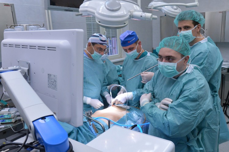 Ruski hirurg izveo istorijsku operaciju u Beogradu