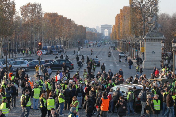 Haos na protestima u Francuskoj, poginula žena, 106 povređeno