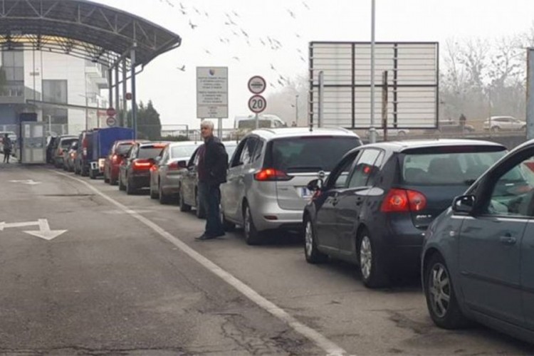 Pojačan intenzitet saobraćaja na granici sa Hrvatskom