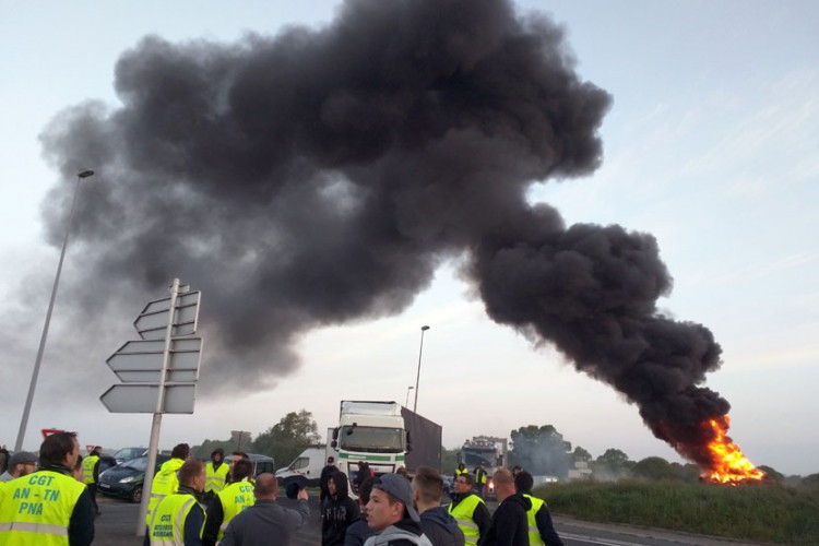 Francuski vozači i danas blokiraju naftne terminale