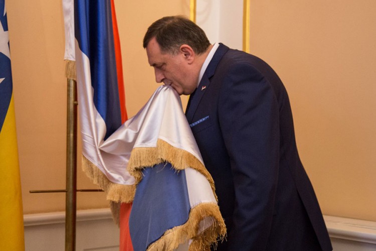 Dodik poljubio zastavu RS u Predsjedništvu BiH