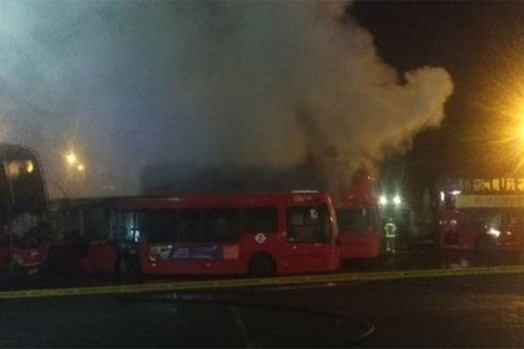 Eksplozija i veliki požar u Londonu, gore autobusi