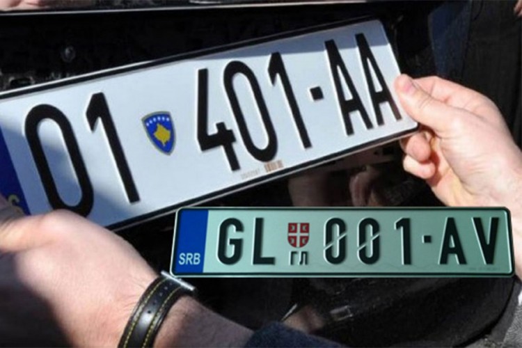 Policija u civilu skida srpske tablice na Kosovu
