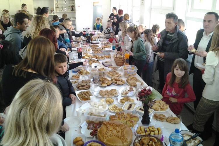 Roditelji, đaci i nastavnici OŠ "Dositej Obradović" u Doboju se oprobali u kuvanju
