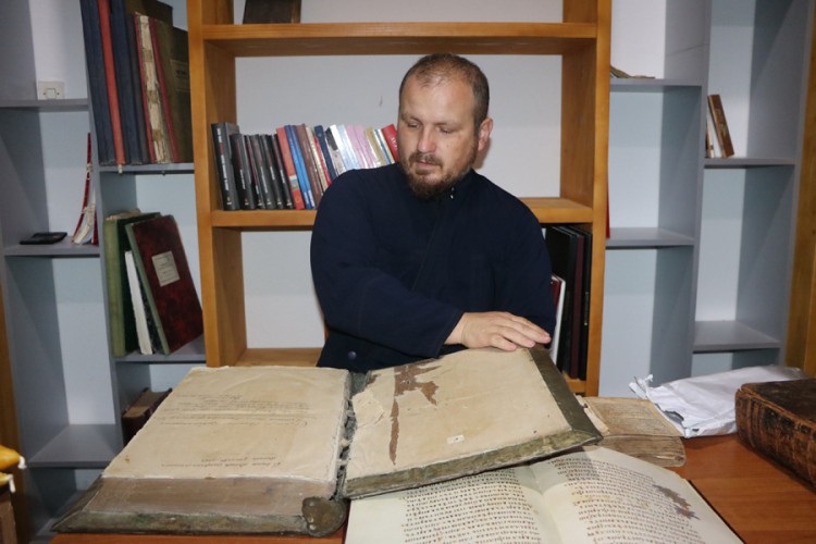 Ljubinjski paroh Saša Kojović prikuplja knjige i spasava kulturno blago