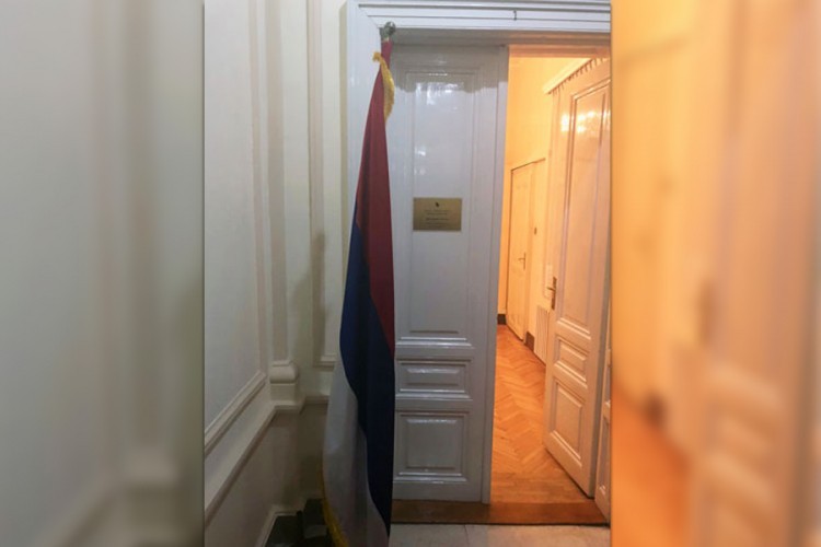 Uklonjena zastava Srpske ispred Dodikovog kabineta na zahtjev Džaferovića