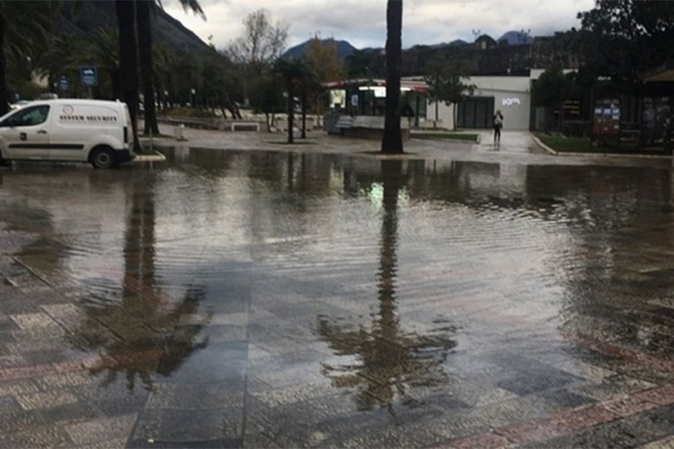 Poplavljena glavna saobraćajnica i ulaz u Stari grad u Kotoru