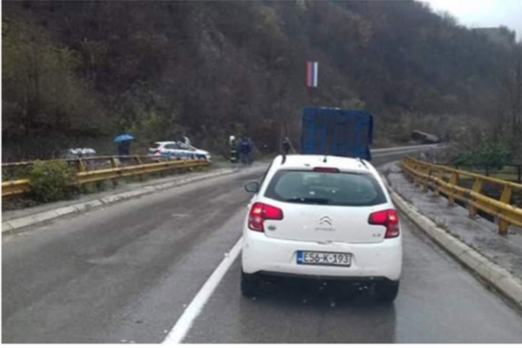 Povrijeđen vozač pri slijetanju automobila sa puta u Kotor Varošu