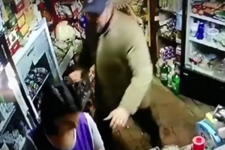 Policija traga za lopovom koji je pretukao radnicu, objavljen snimak napada
