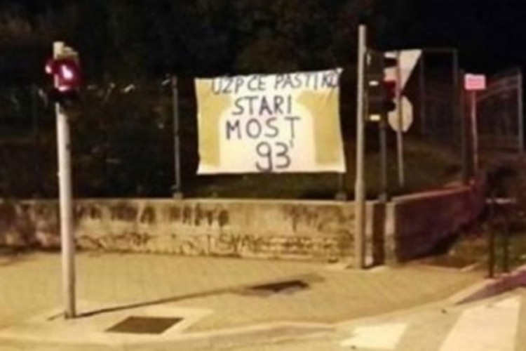 U Mostaru osvanuo transparent "UZP će pasti kao Stari most"