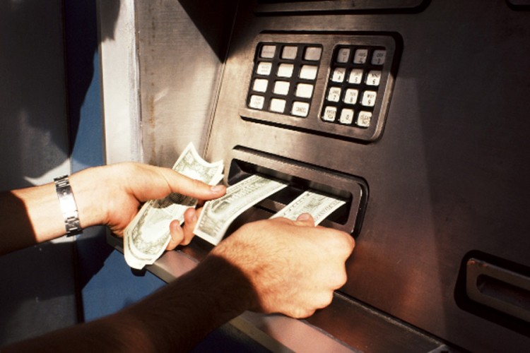 Bankomat umjesto 10 izbacivao 100 dolara, građani se tukli