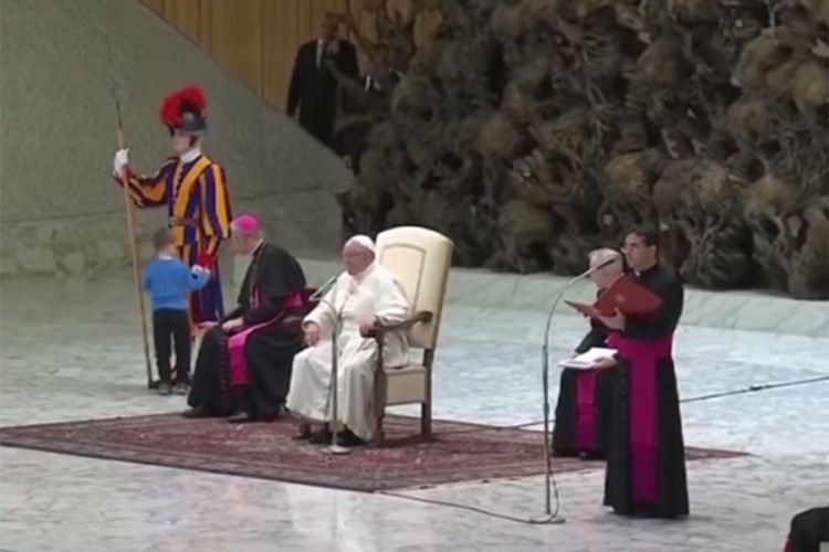Neobičan događaj u Vatikanu: Šestogodišnjak prekinuo papu