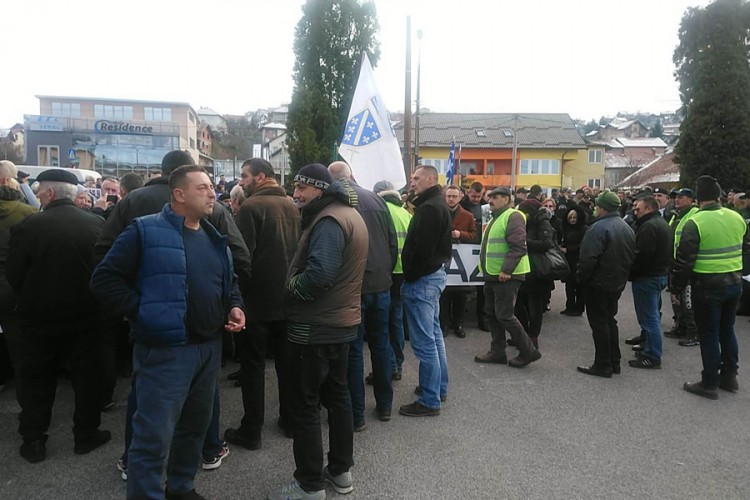 Srpske žrtve ostavile poruku ispred Suda BiH, Orićeve pristalice uzvikivale "Alahu Ekber"