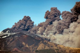 Vulkan Etna ponovo proradio, izbacuje lavu i pepeo