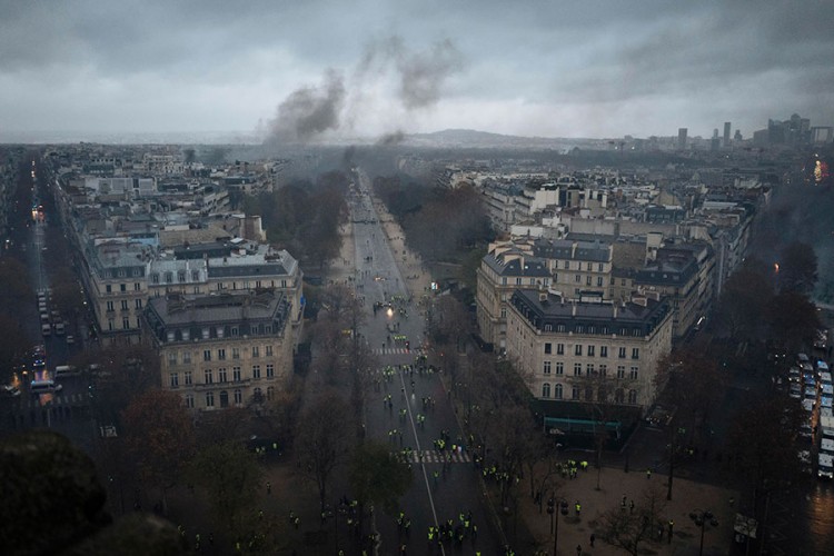 Širi se nasilje u Parizu: Zatvorene robne kuće, gori kod Jelisejskih polja