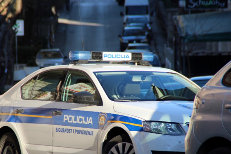 Hrvat napravio haos: Pokušao zgaziti policajce, ukrao auto i motor