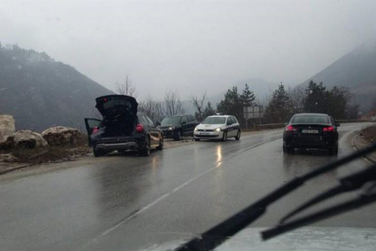 Težak sudar tri vozila na putu Sarajevo-Pale, čovjek zarobljen u autu?