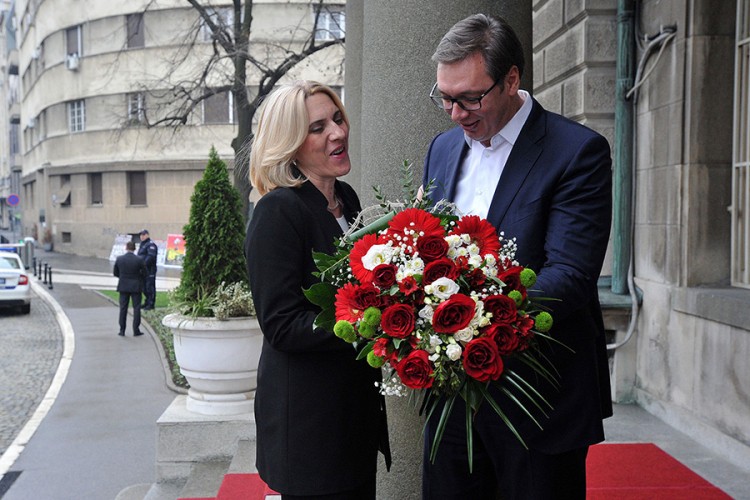 Vučić dočekao Cvijanovićevu sa buketom cvijeća