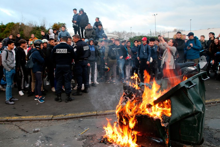 89.000 policajaca "štiti" Francusku, vlasti se plaše državnog udara
