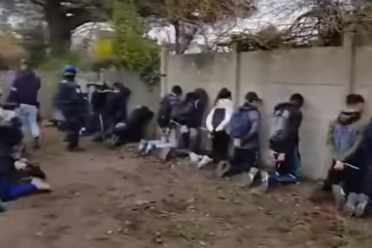 Snimak policijske akcije šokirao Francusku: Natjerali 153 učenika da kleče i prijetili im