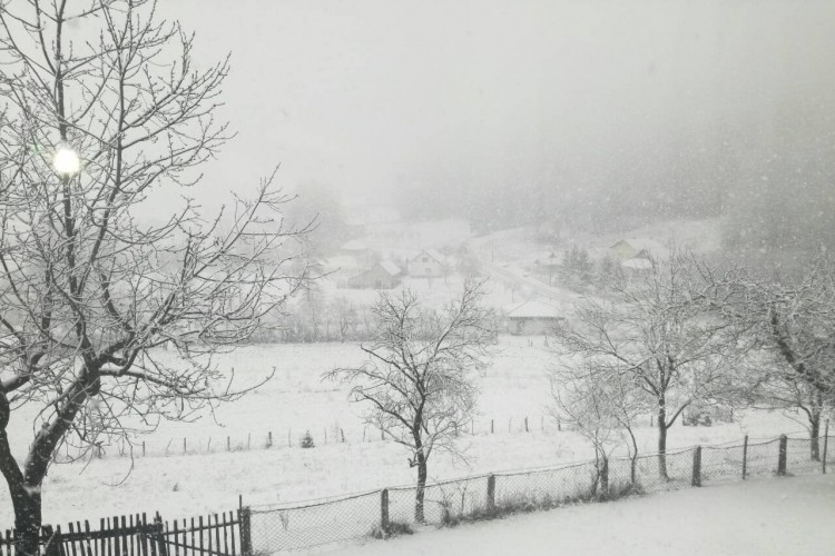 Snijeg se zabijelio kod Mrkonjić Grada