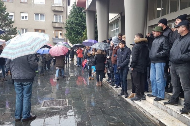 Okupljanje građana Novog Travnika zbog sinoćnje nesreće: Alarm institucijama