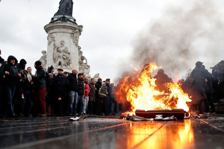 Opsadno stanje u Parizu: Suzavac i oklopna vozila na ulicama, stotine uhapšenih