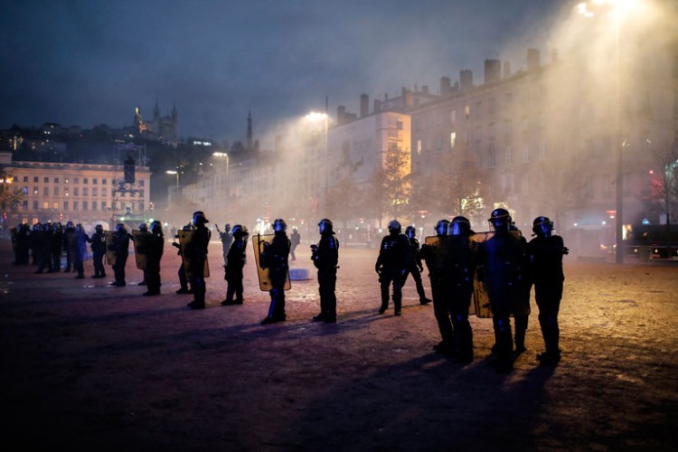Protesti u Francuskoj pod kontrolom, policija ostaje na ulicama