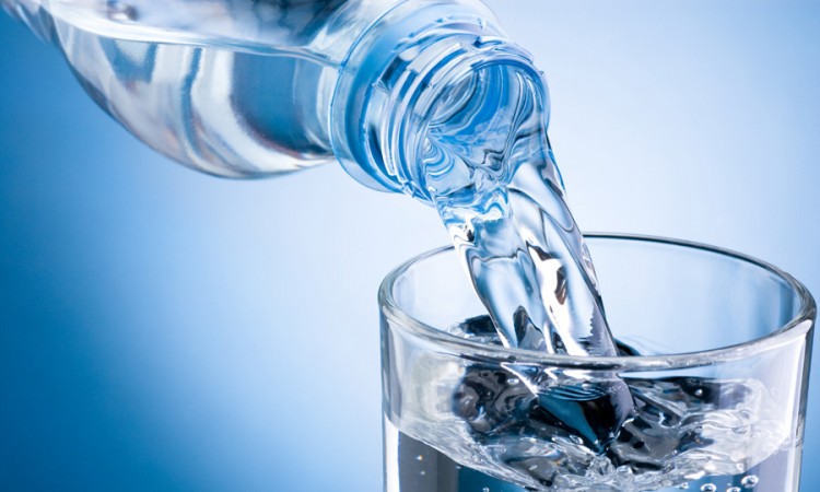 Strana voda prelijeva domaće čaše