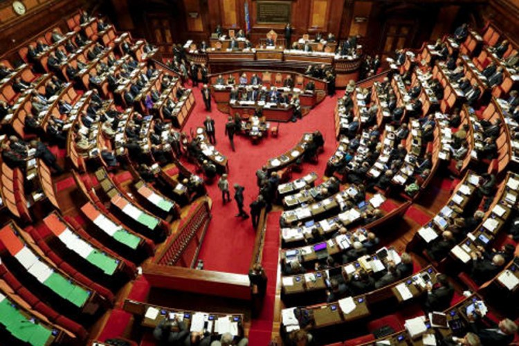 Dvojica italijanskih poslanika snimljeni tokom seksa u WC-u parlamenta?